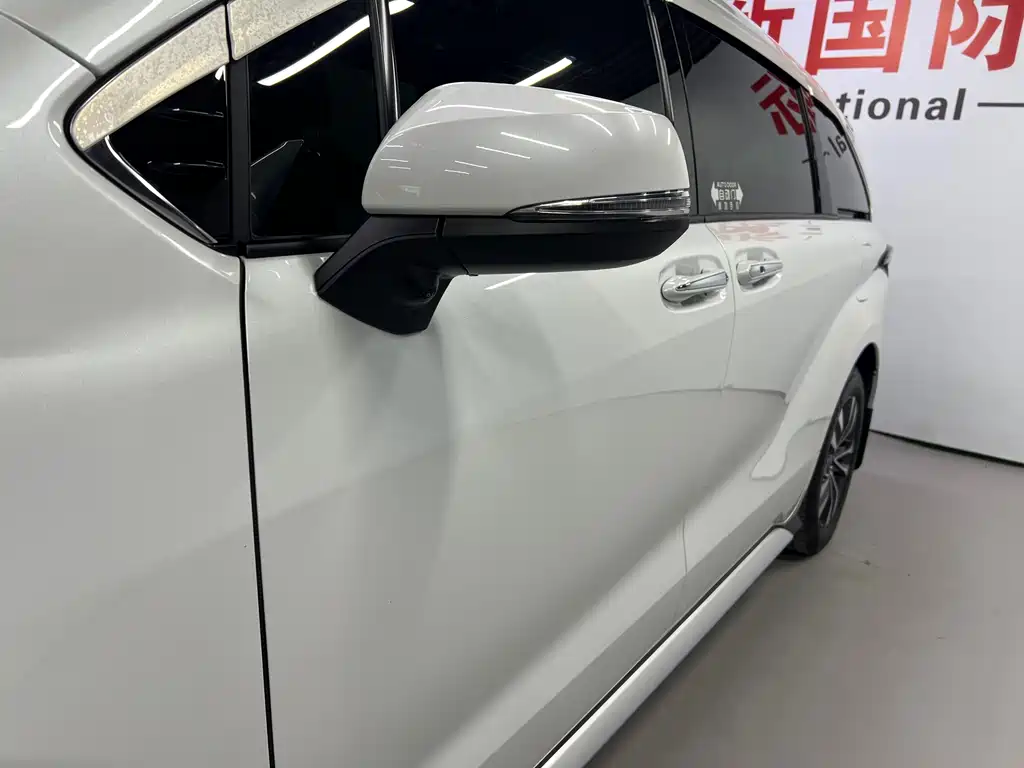 Toyota Granvia — фото 4