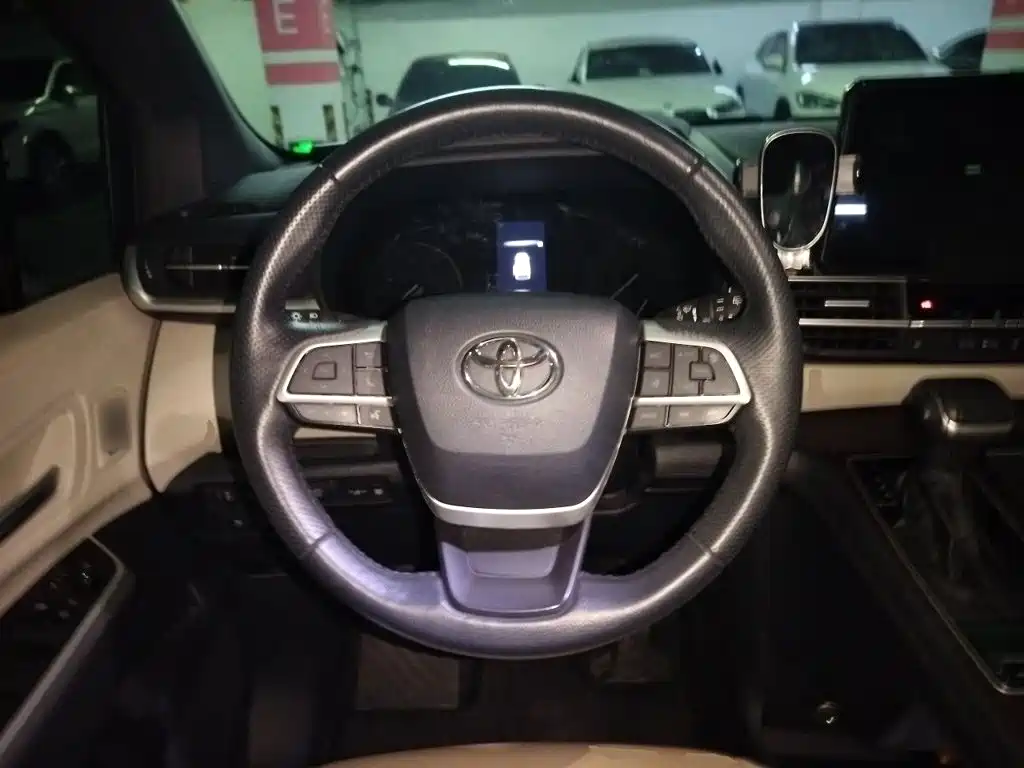Toyota Granvia — фото 6