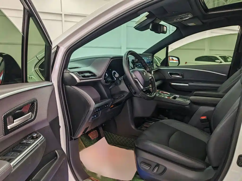 Toyota Sienna — фото 10