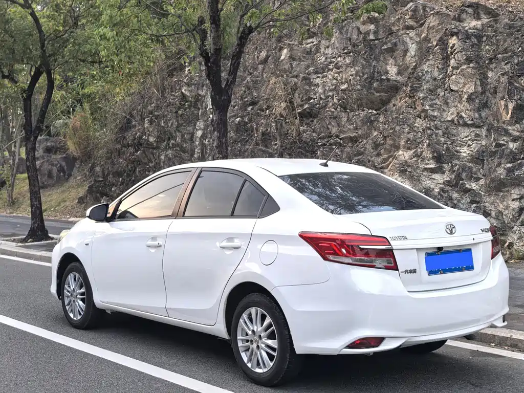 Toyota Vios — фото 10