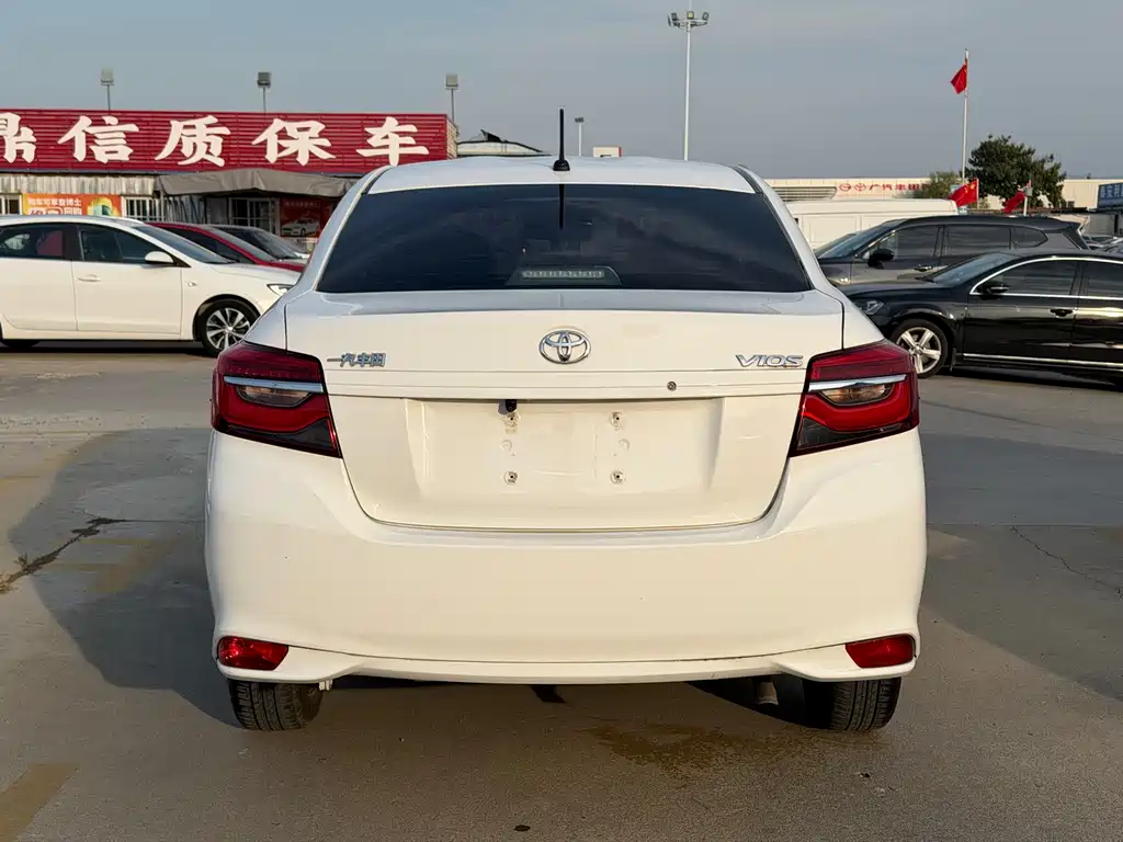 Toyota Vios — фото 4