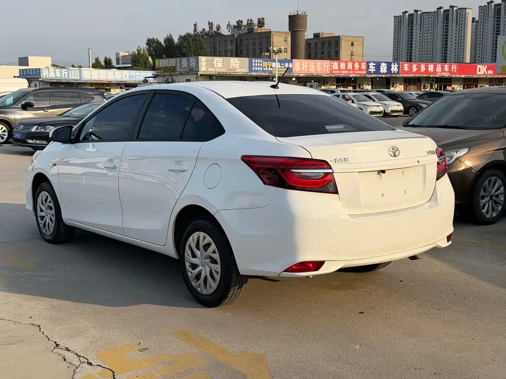 Toyota Vios — фото 5