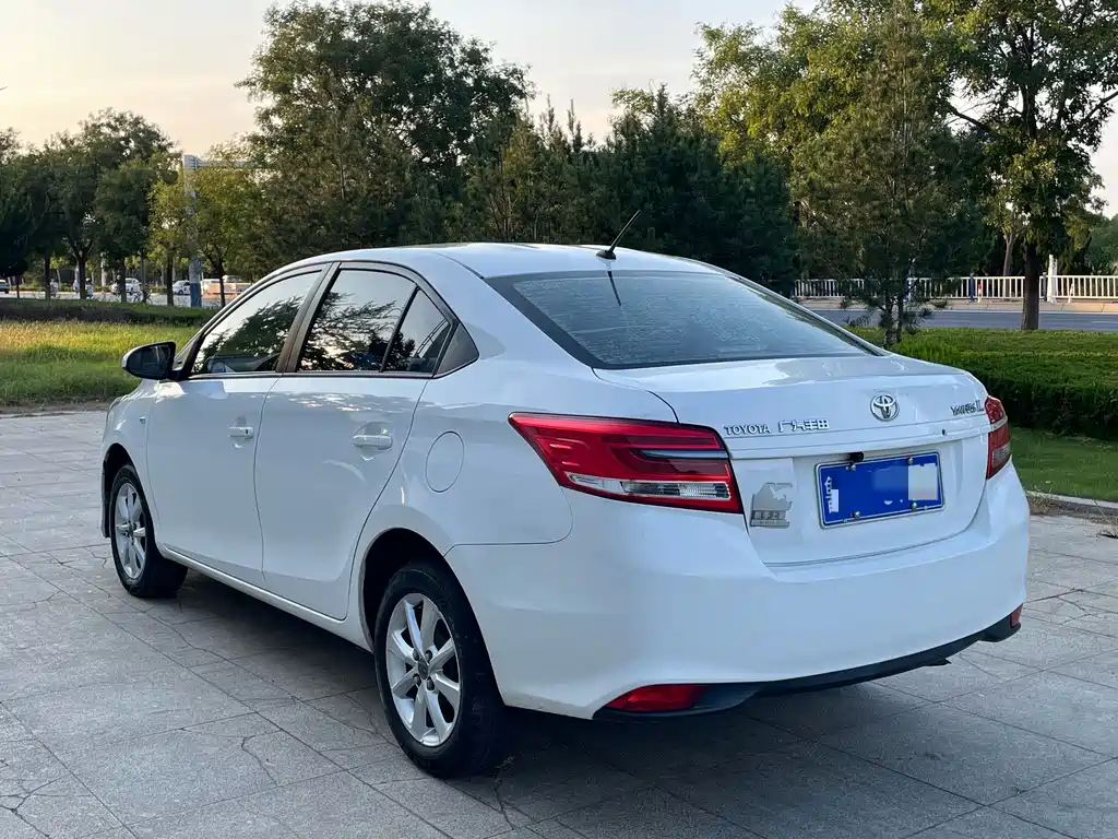 Toyota Yaris L — фото 4
