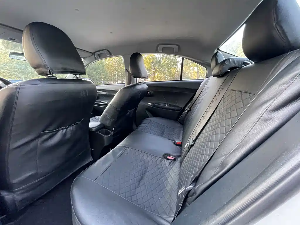 Toyota Yaris L — фото 9