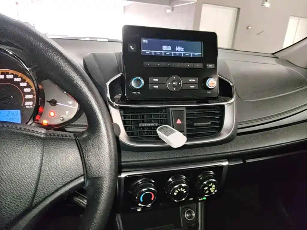 Toyota Yaris L — фото 13