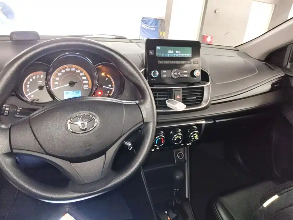 Toyota Yaris L — фото 10