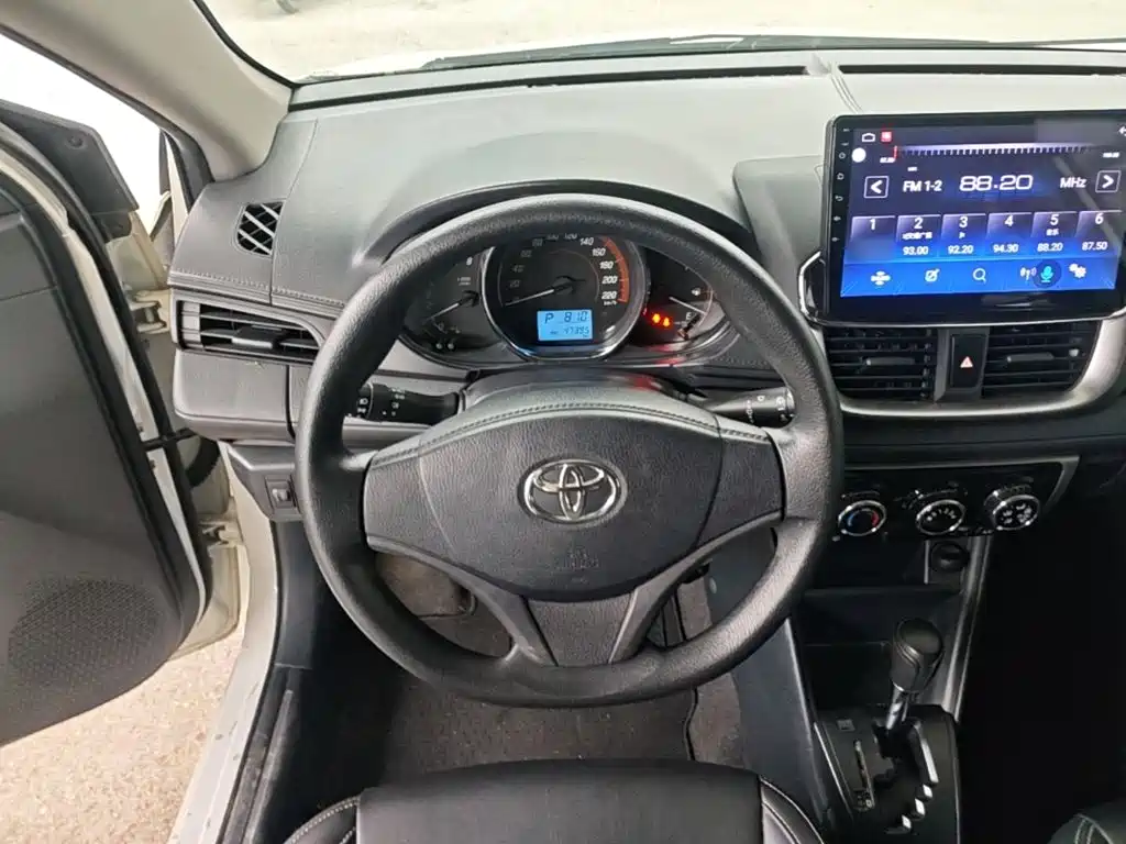 Toyota Yaris L — фото 11