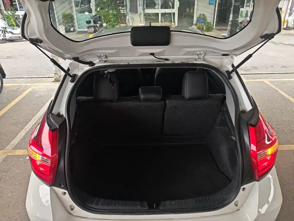 Toyota Yaris L — фото 19