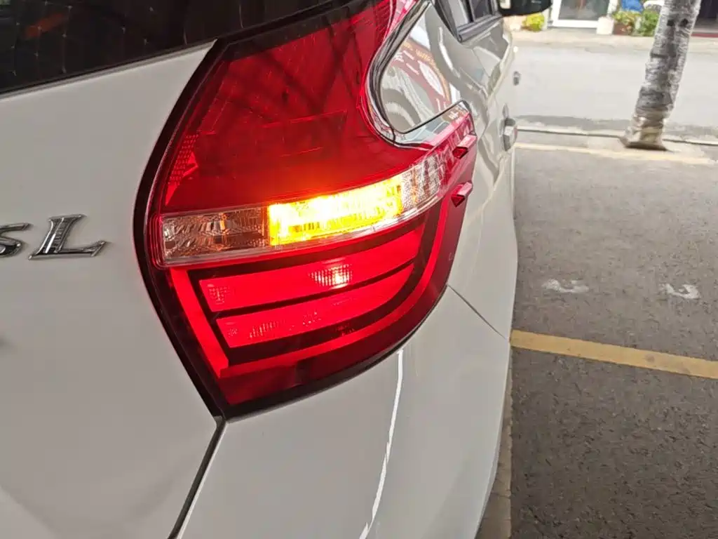 Toyota Yaris L — фото 8