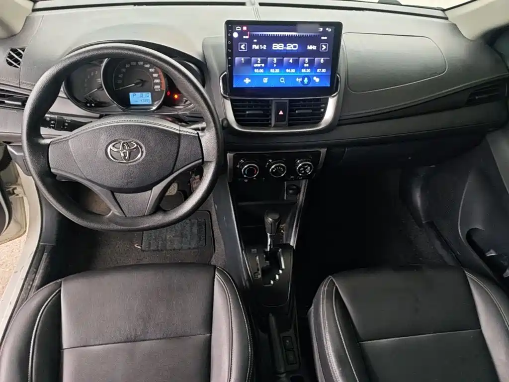 Toyota Yaris L — фото 10