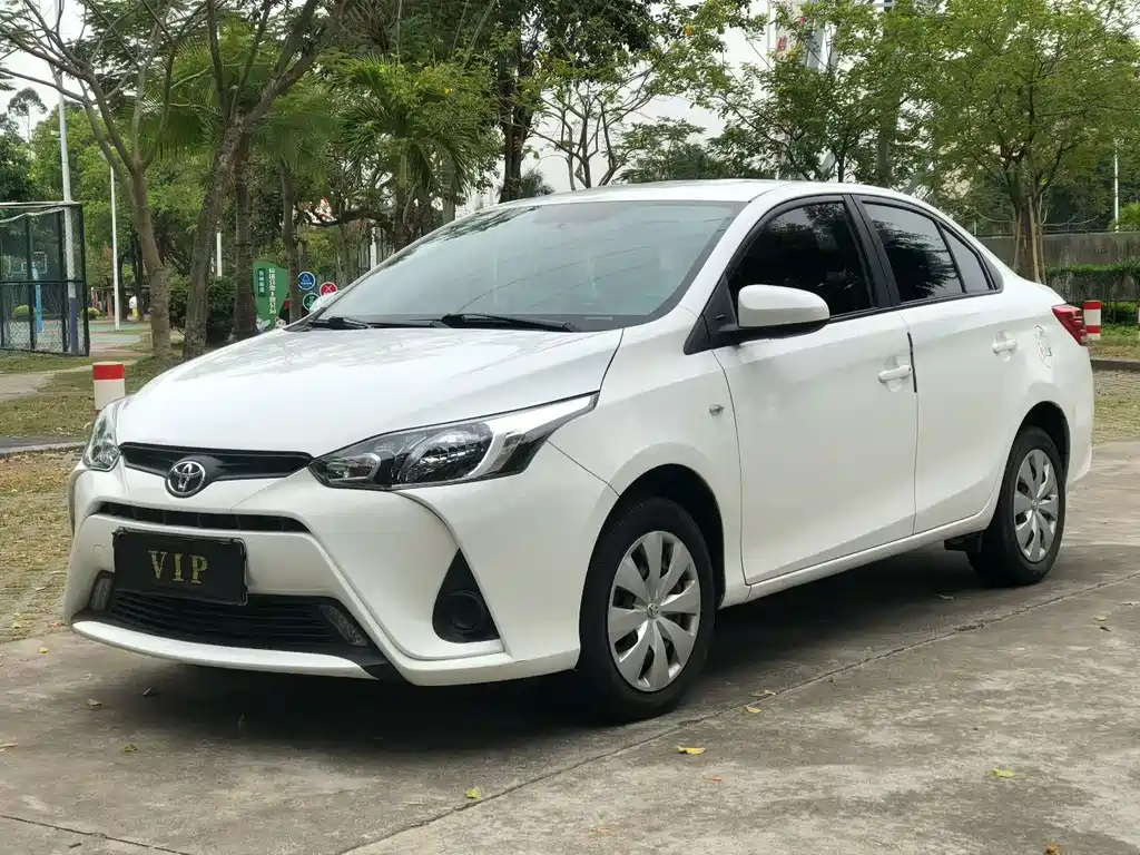 Toyota Yaris L — фото 3