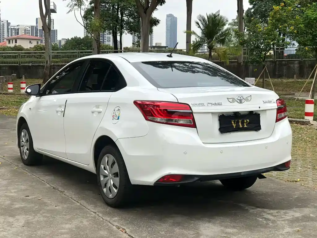 Toyota Yaris L — фото 4