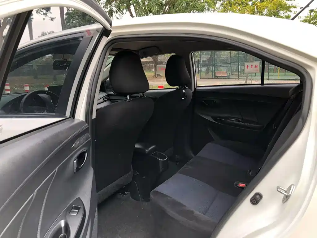 Toyota Yaris L — фото 7