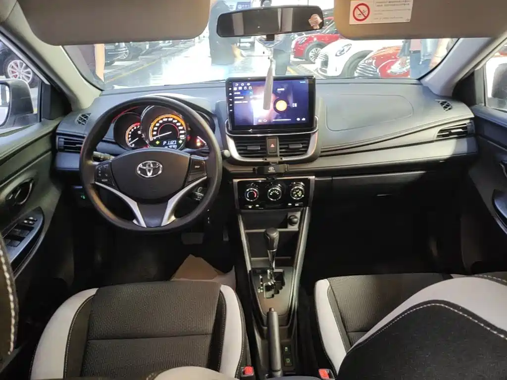 Toyota Yaris L — фото 10