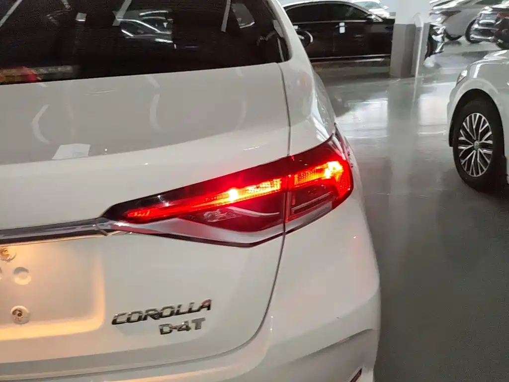 Toyota Corolla — фото 8