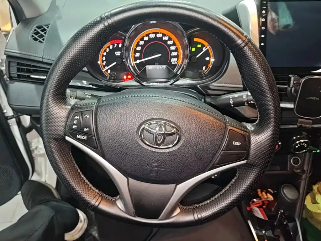 Toyota Yaris L — фото 7