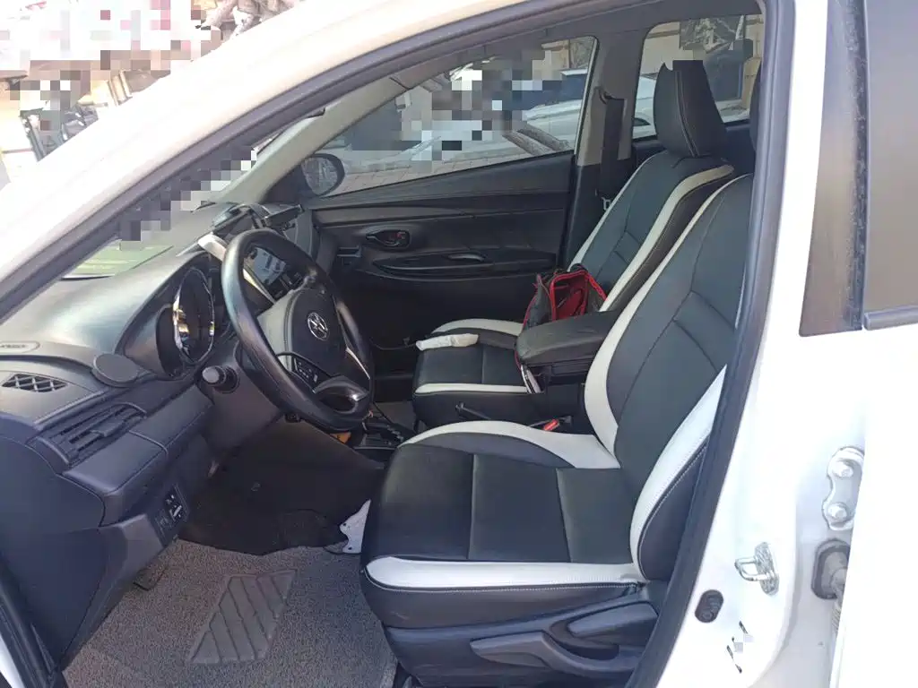 Toyota Yaris L — фото 11