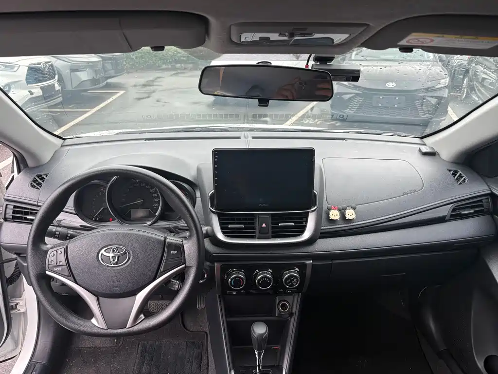 Toyota Yaris L — фото 4