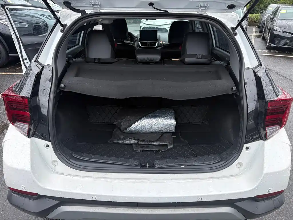Toyota Yaris L — фото 8