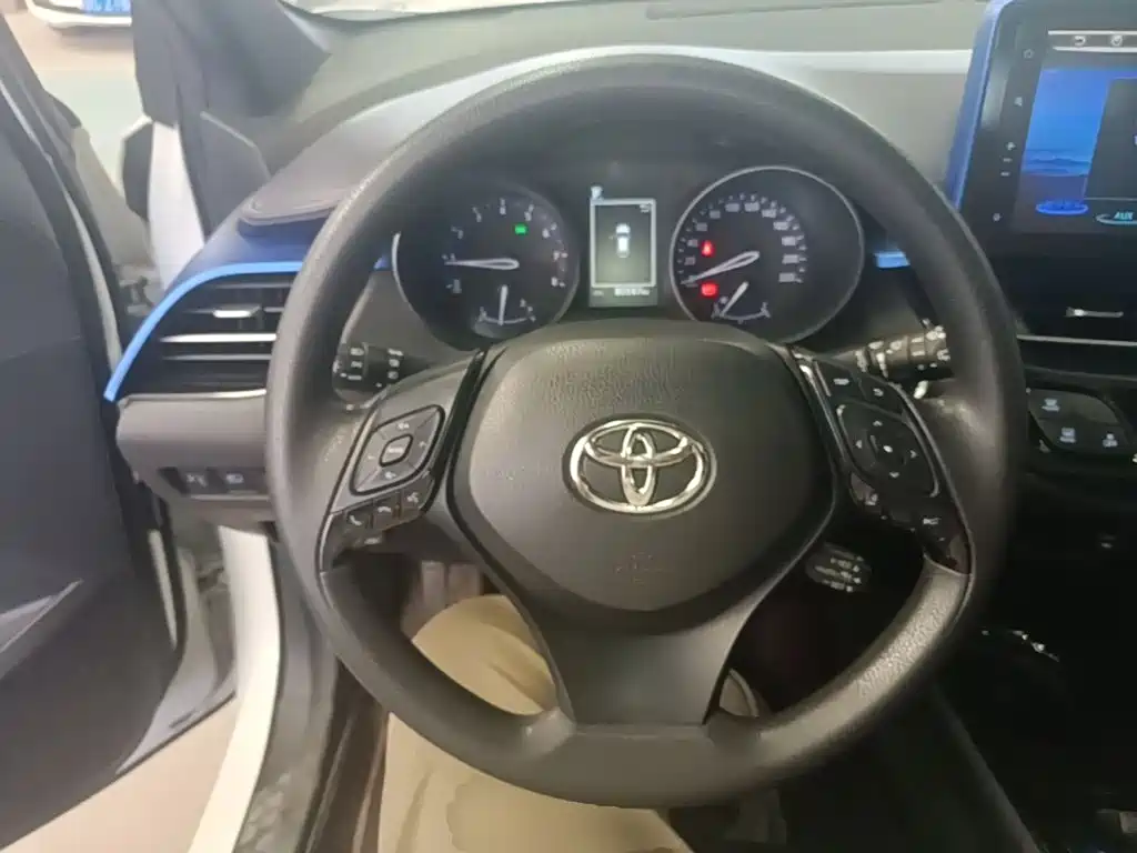 Toyota C-HR — фото 11