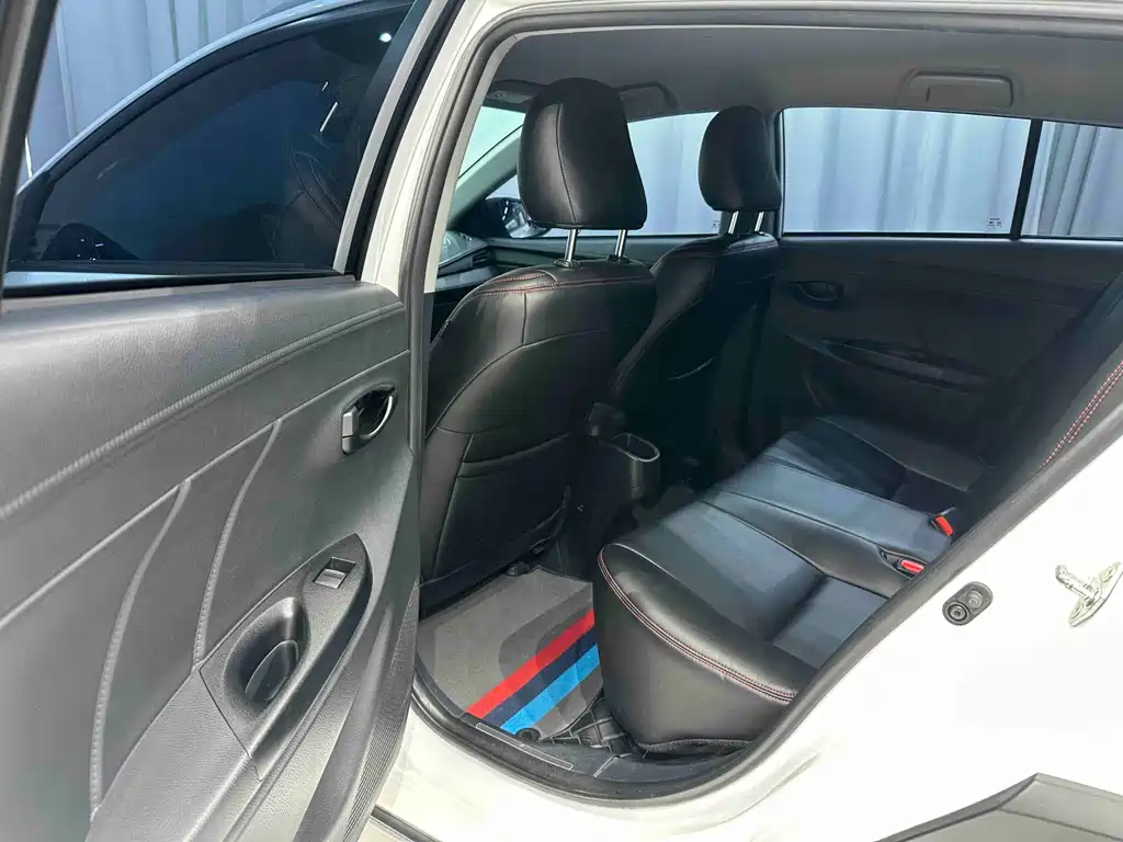 Toyota Yaris L — фото 14