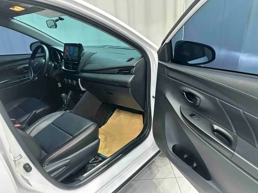 Toyota Yaris L — фото 17