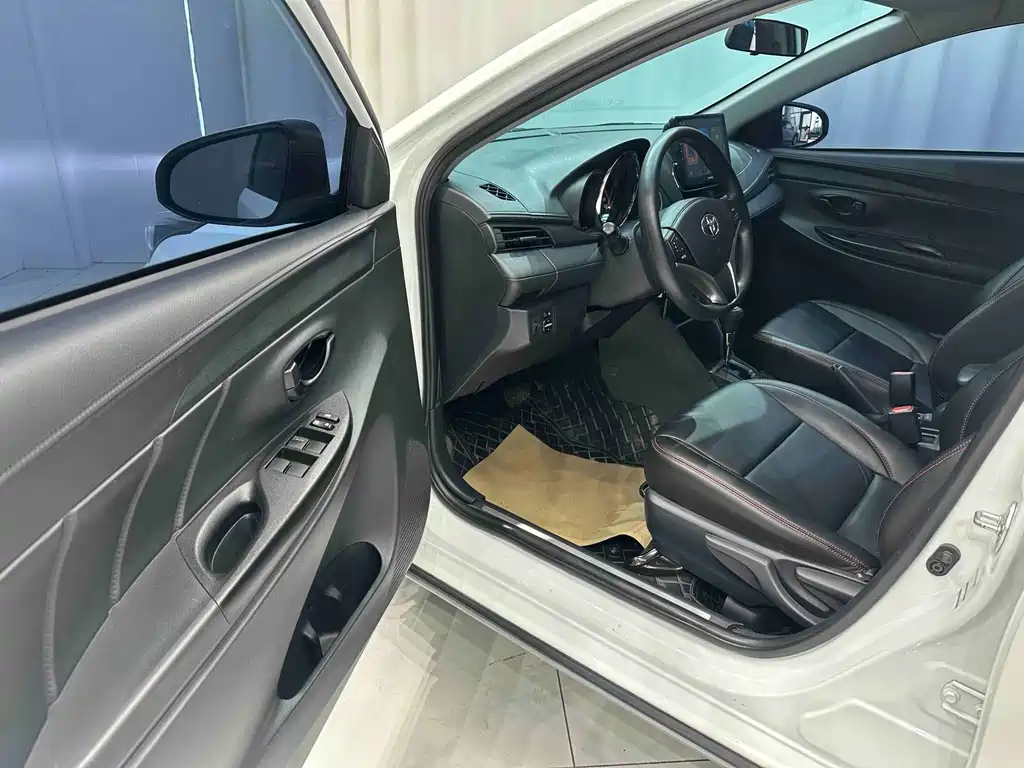 Toyota Yaris L — фото 7