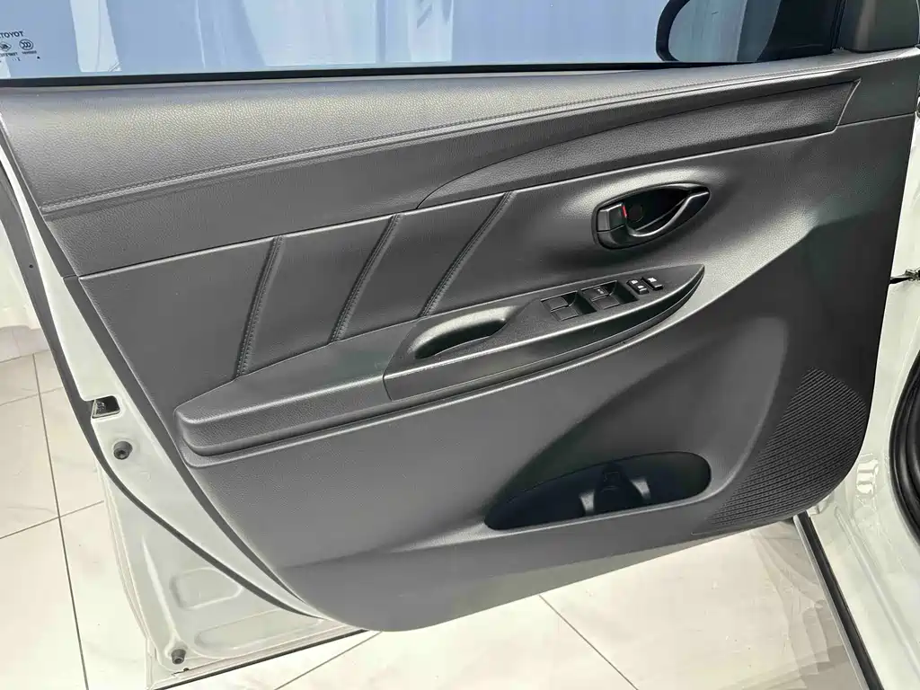 Toyota Yaris L — фото 8