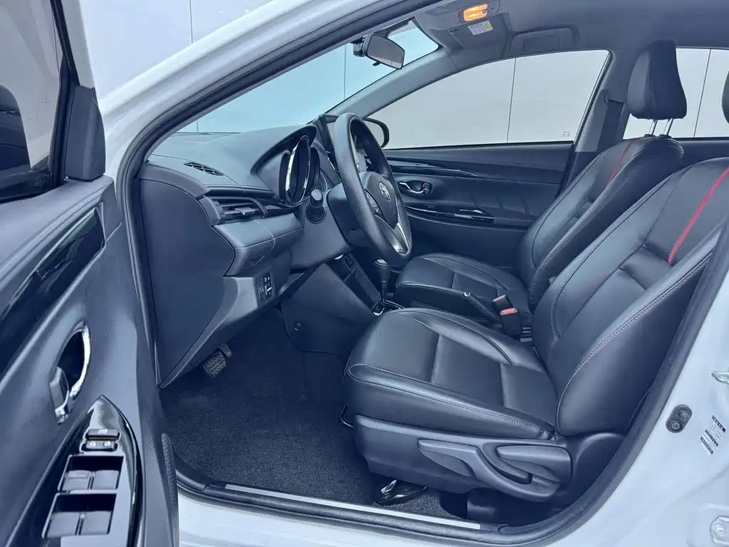 Toyota Yaris L — фото 15