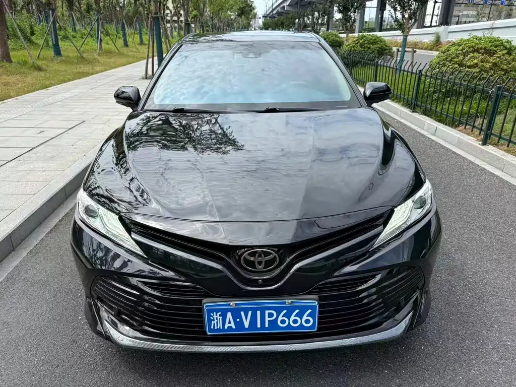 Toyota Camry — фото 2