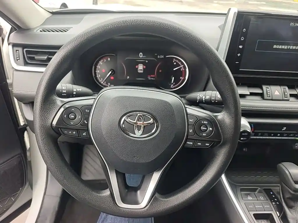 Toyota RAV4 — фото 11