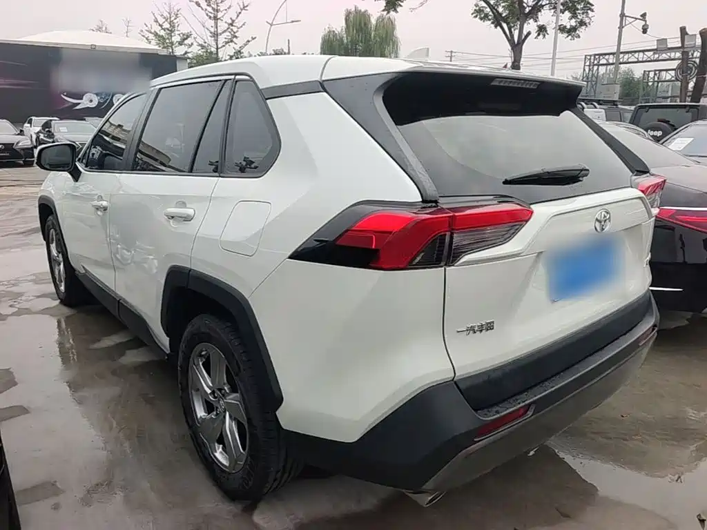 Toyota RAV4 — фото 5
