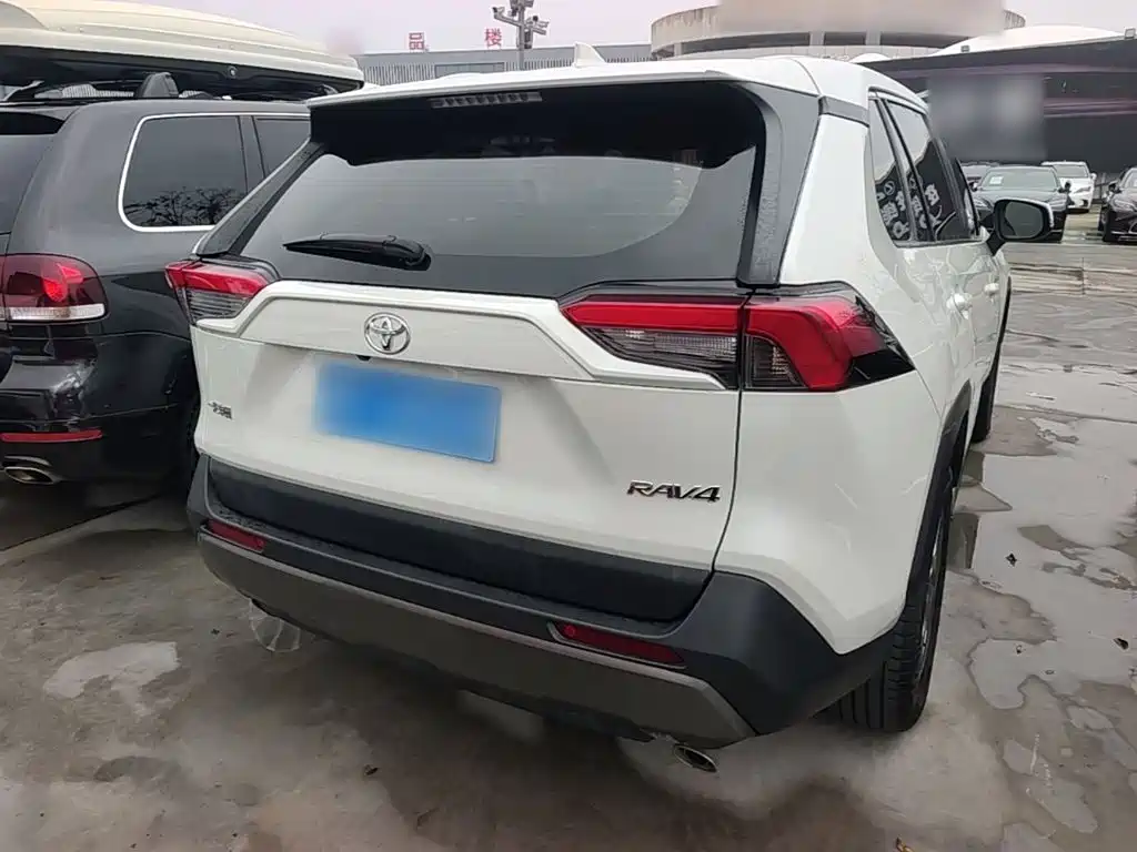 Toyota RAV4 — фото 6