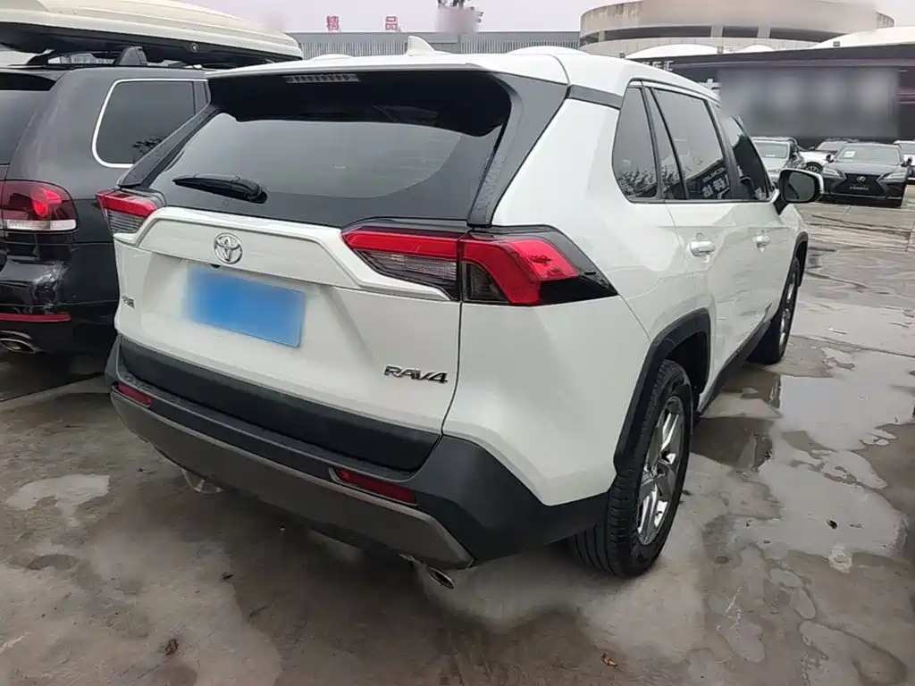 Toyota RAV4 — фото 7