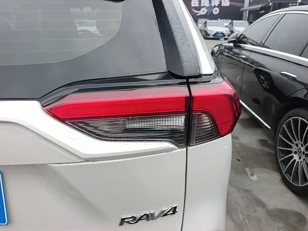 Toyota RAV4 — фото 8