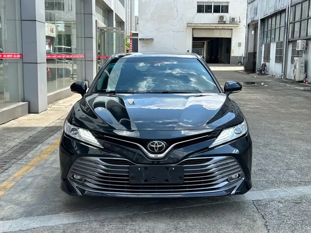 Toyota Camry — фото 2