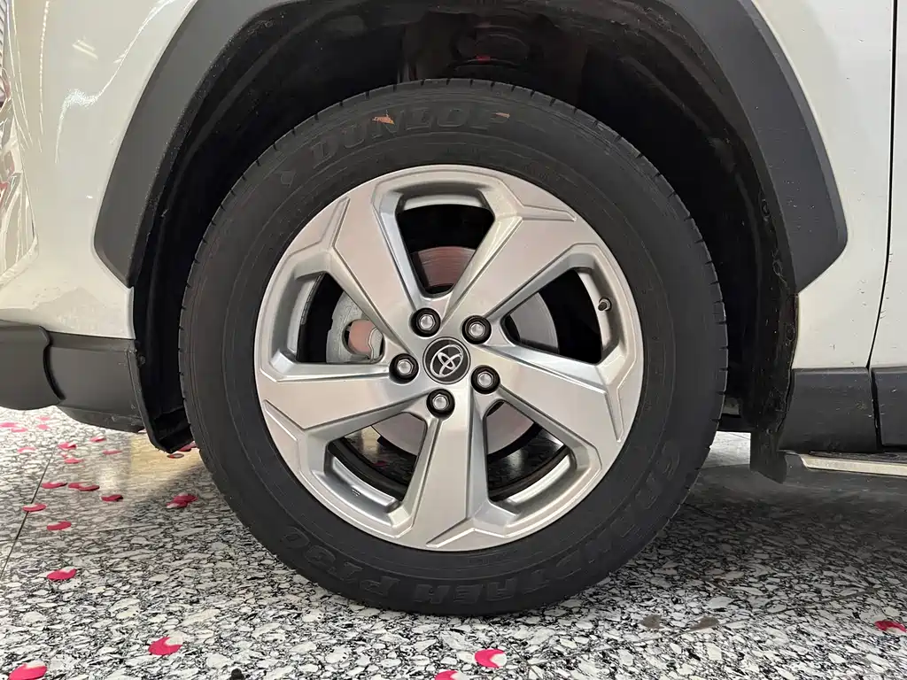 Toyota RAV4 — фото 15