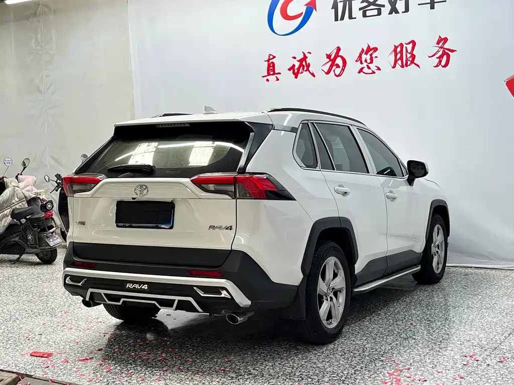 Toyota RAV4 — фото 18