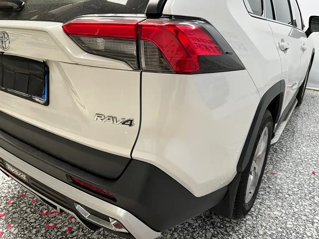 Toyota RAV4 — фото 19