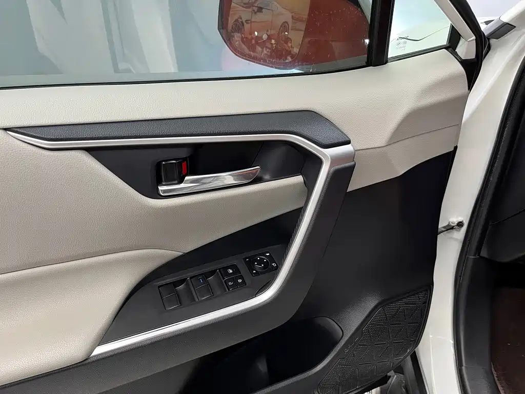 Toyota RAV4 — фото 6