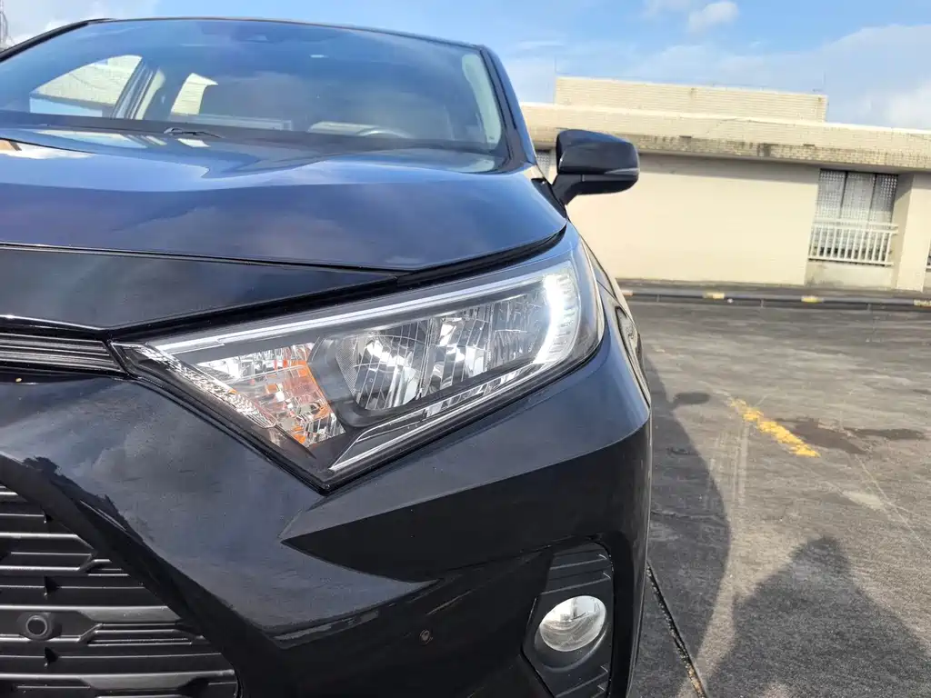 Toyota RAV4 — фото 4