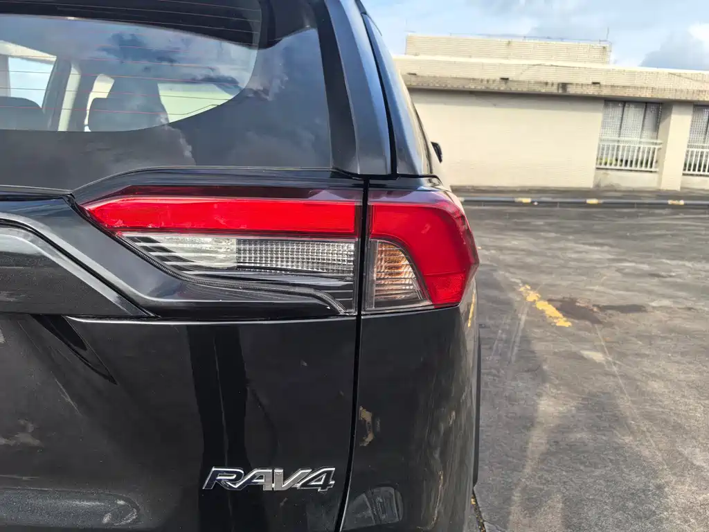 Toyota RAV4 — фото 5