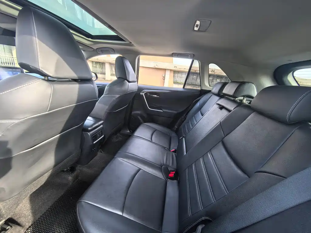Toyota RAV4 — фото 7