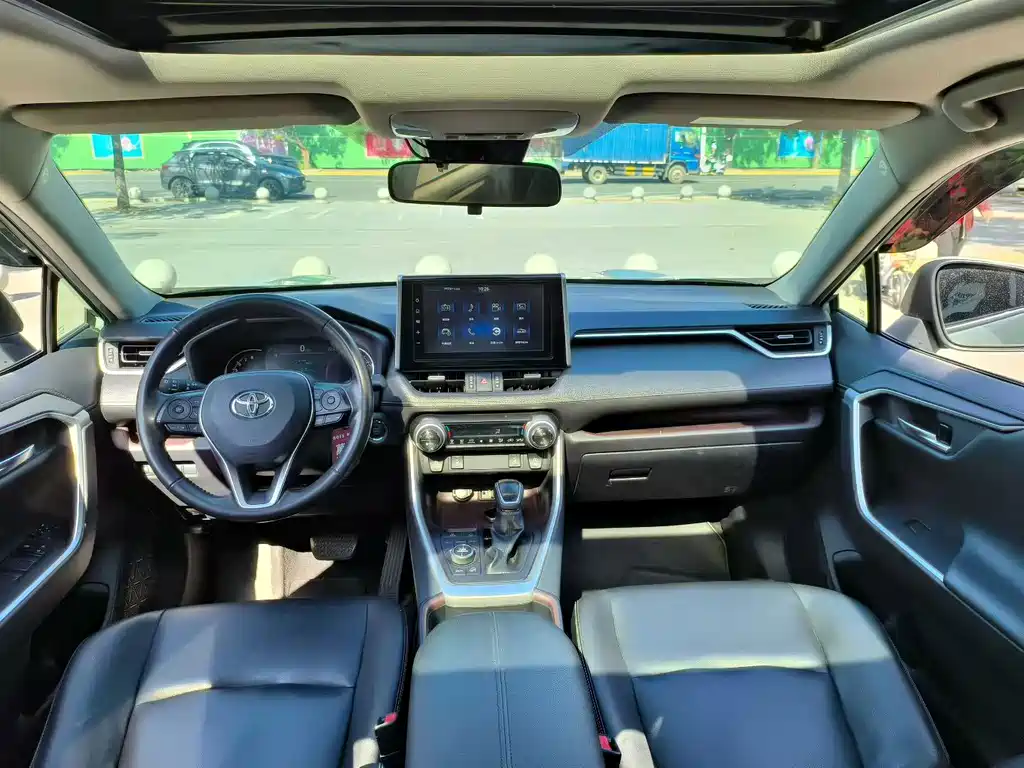 Toyota RAV4 — фото 6