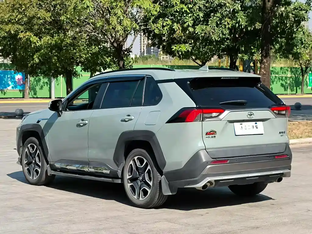 Toyota RAV4 — фото 8