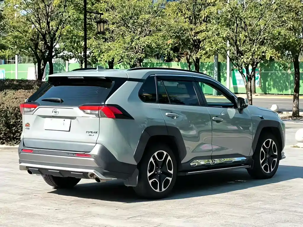 Toyota RAV4 — фото 9