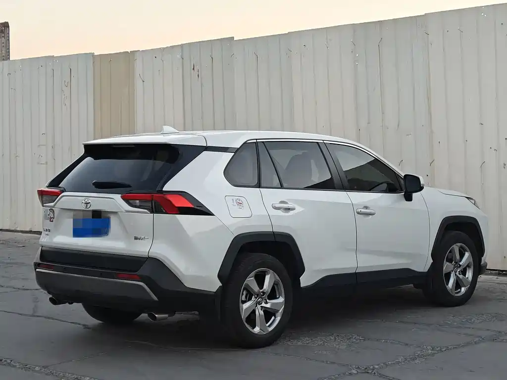 Toyota RAV4 — фото 4