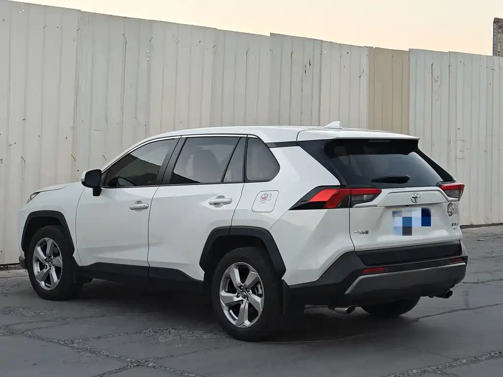 Toyota RAV4 — фото 5