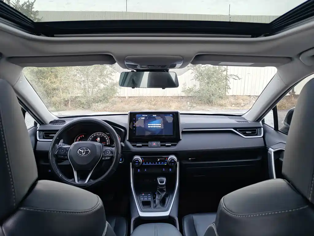 Toyota RAV4 — фото 9