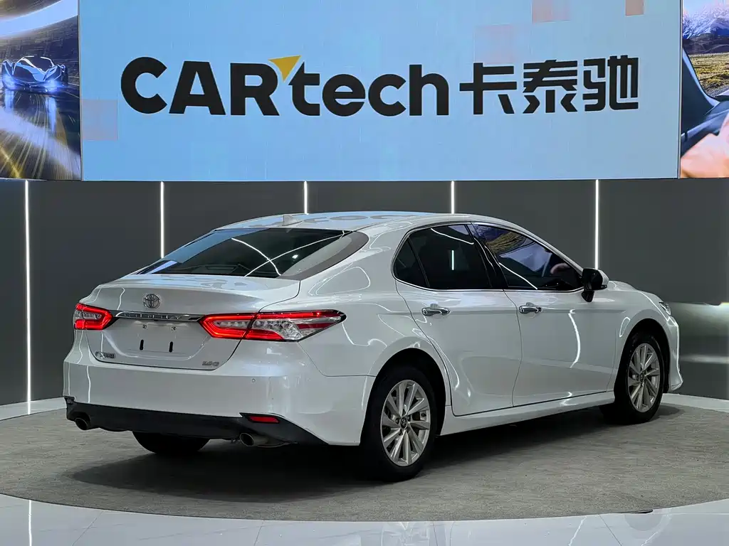 Toyota Camry — фото 11